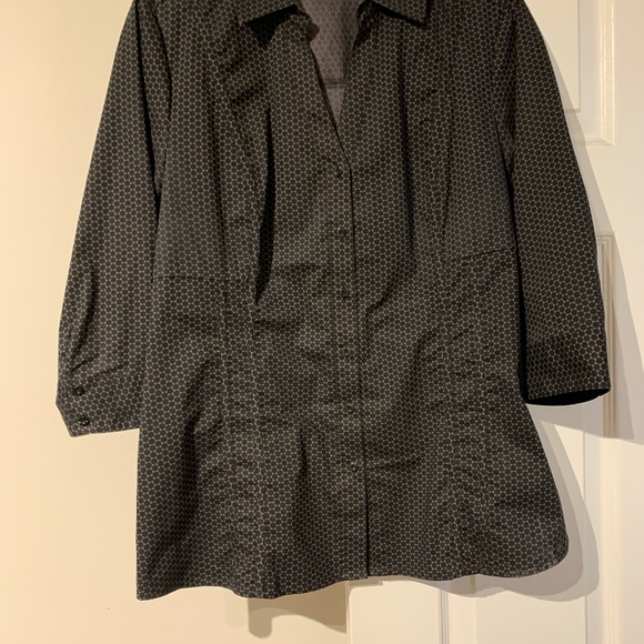 Women’s Size 13 Blouse fit me as both a size 12 & 14 - Picture 2 of 4